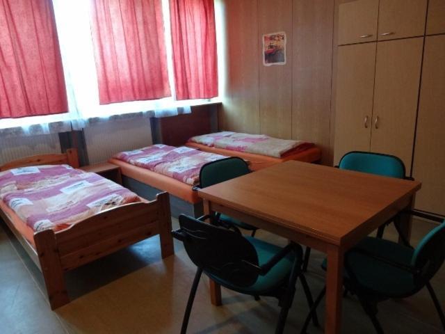 Hostel Monty Říčany Rum bild
