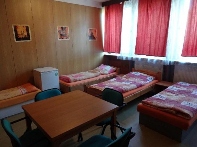 Hostel Monty Říčany Rum bild
