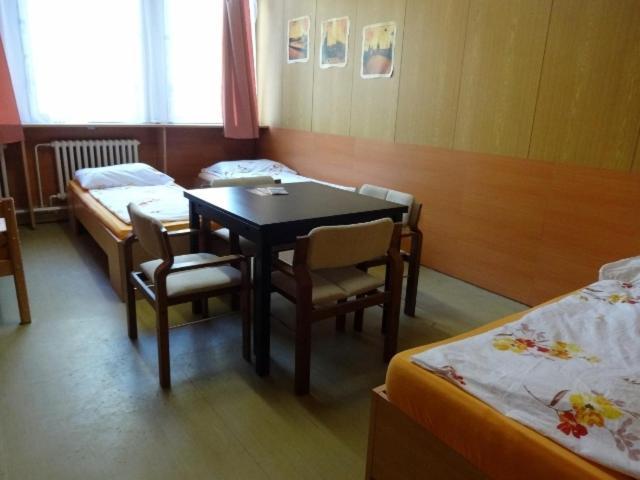 Hostel Monty Říčany Rum bild