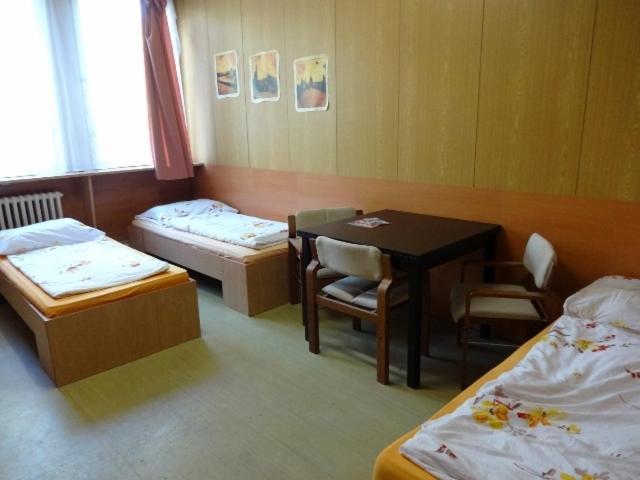 Hostel Monty Říčany Rum bild
